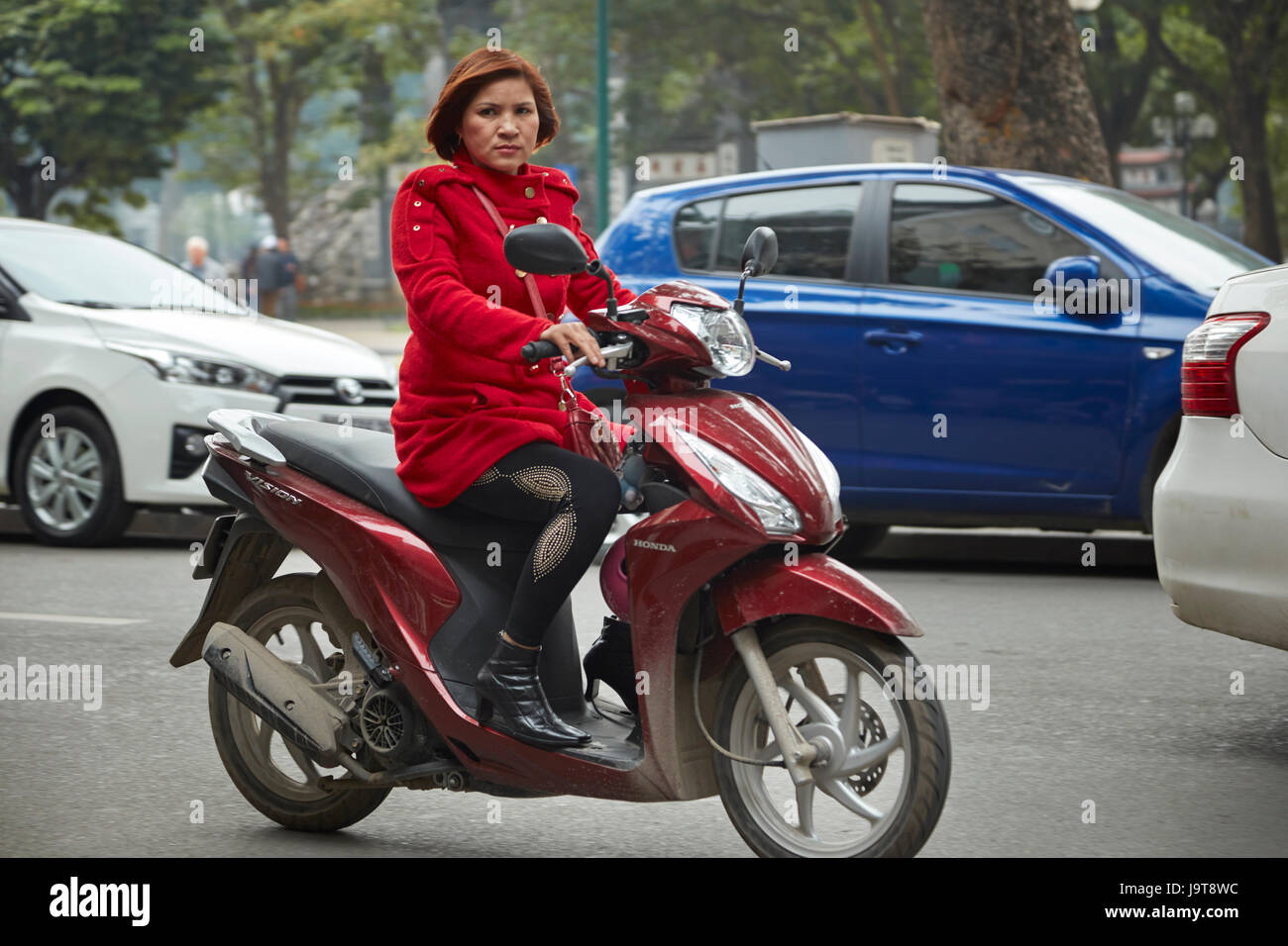 Elegante mujer en scooter, Barrio Antiguo de Hanoi, Vietnam Foto de stock