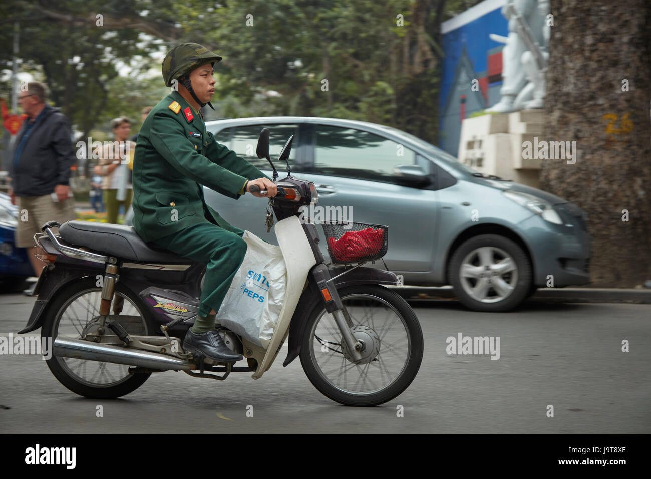 Soldado en scooter, Barrio Antiguo de Hanoi, Vietnam Foto de stock