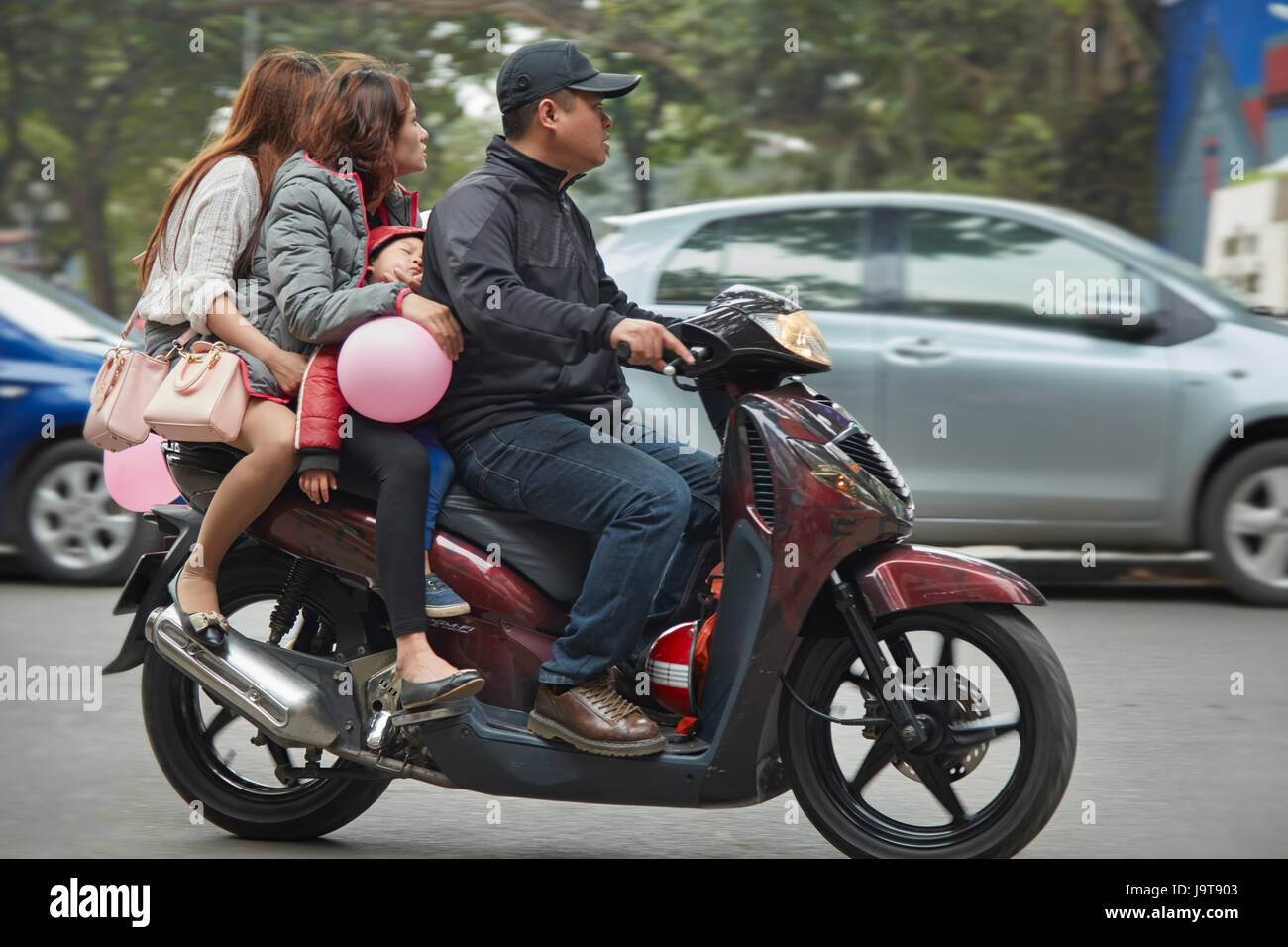 Cuatro personas en una moto, el Barrio Viejo, Hanoi, Vietnam Foto de stock