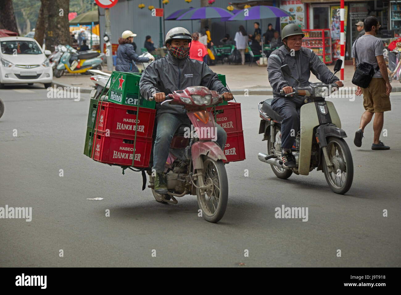 Scooter cargado con cerveza, el barrio antiguo de Hanoi, Vietnam Foto de stock