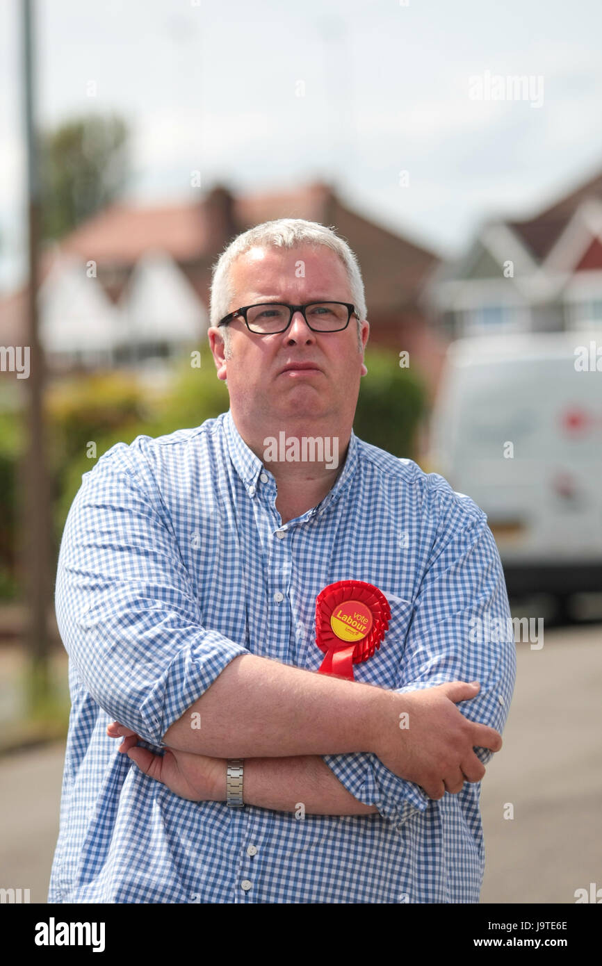 Ian Cooper, candidato del Partido Laborista Halesowen y Rowley Regis circunscripción de campañas en la localidad. Elecciones 2017 partido político MP Foto de stock