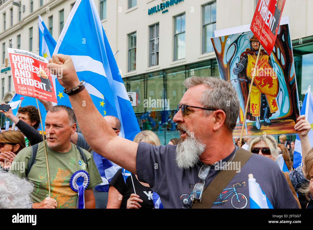 Glasgow, Escocia, Reino Unido. El 3 de junio, 2017. Varios miles de partidarios de "Alas sobre Escocia', una colección de grupos políticos que son pro-independencia, pro- SNP, pro-resistencia escocesa, anti-sindical y anti-conservador en un mitin celebrado por el centro de la ciudad de Glasgow. Generalmente el desfile fue vocalmente alto y afable hasta que se reunió con un pequeño grupo ad-hoc de partidarios del sindicalismo en George Square y luego la policía tuvo que intervenir y separar las dos facciones para evitar el desorden. Crédito: Findlay/Alamy Live News Foto de stock