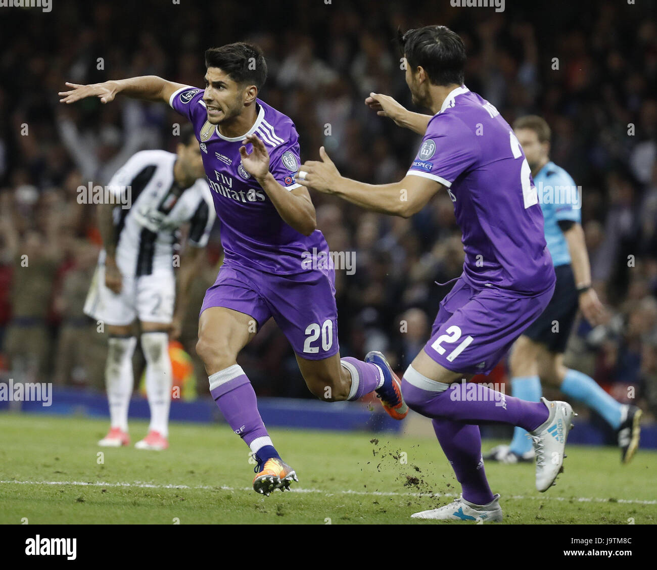 El centrocampista del Real Madrid Marco Asensio (L) jubilates el ... El centrocampista del Real Madrid Marco Asensio (L) jubilates el ...