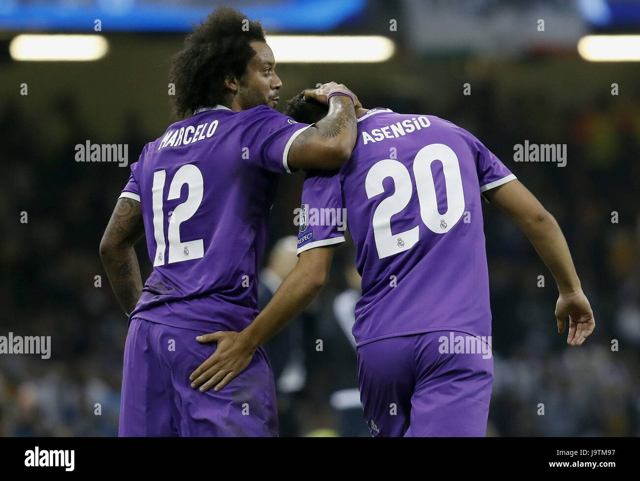 El centrocampista del Real Madrid Marco Asensio (R) jubilates el ... El centrocampista del Real Madrid Marco Asensio (R) jubilates el ...