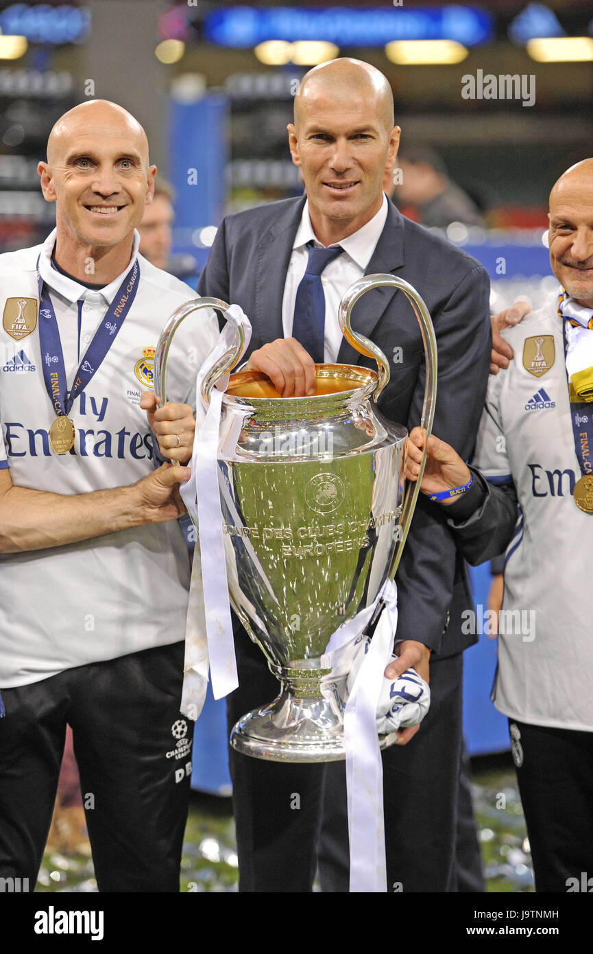 El entrenador del Real Madrid Zinedine Zidane posa con el trofeo de la Liga  de Campeones después de la final de la UEFA Champions League entre el  Juventus y el Real Madrid