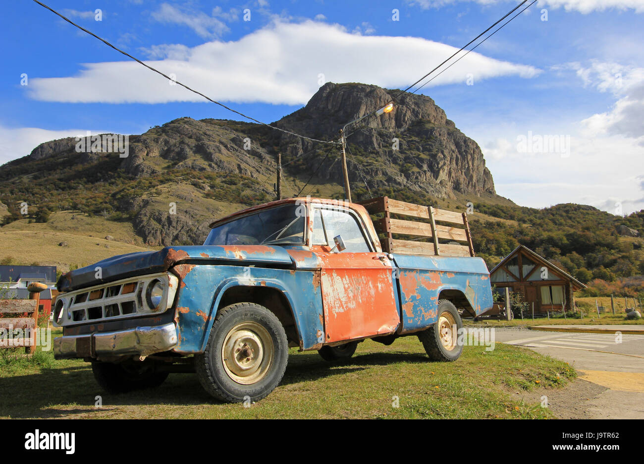 Old vintage clásico camión en El Chalten, Argentina Foto de stock