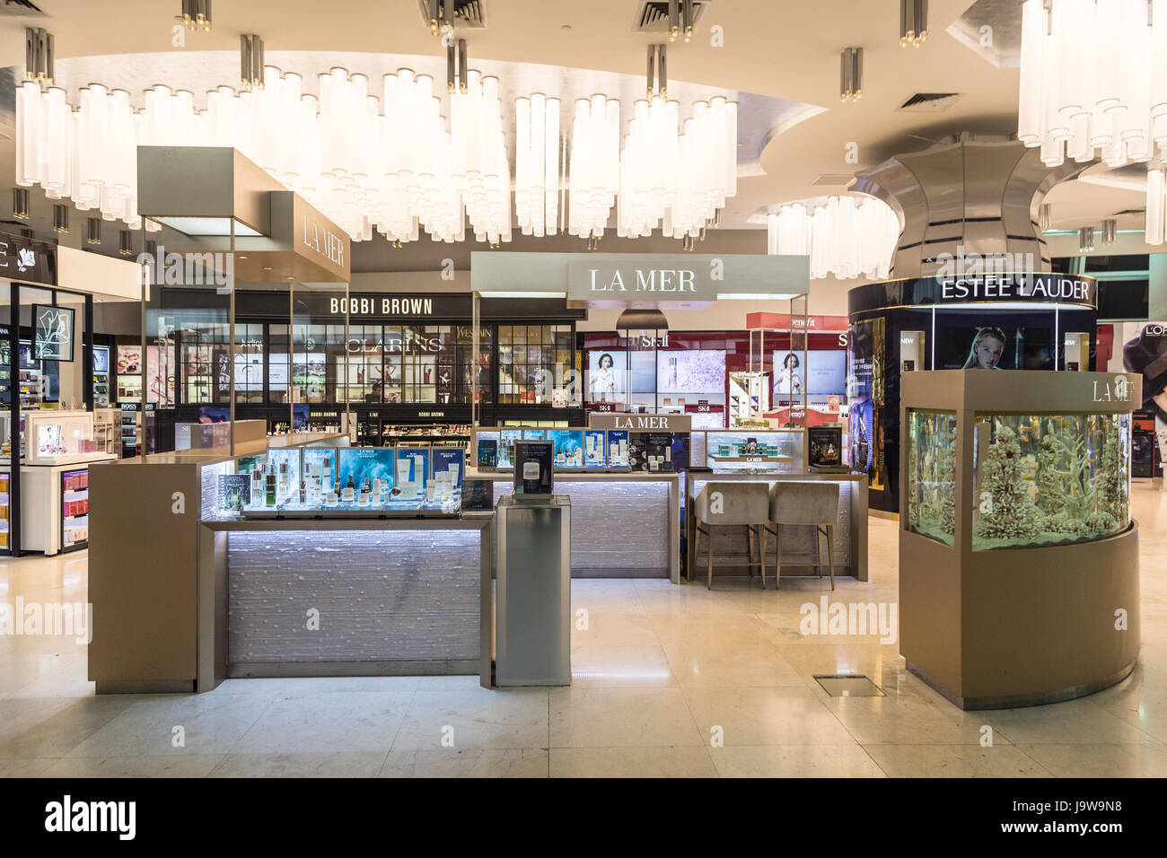 KUALA LUMPUR, MALASIA - Mayo 19, 2017: Duty free productos de belleza como  maquillaje y perfumes se muestran en una tienda en el edificio de la  terminal del aeropuerto Fotografía de stock - Alamy