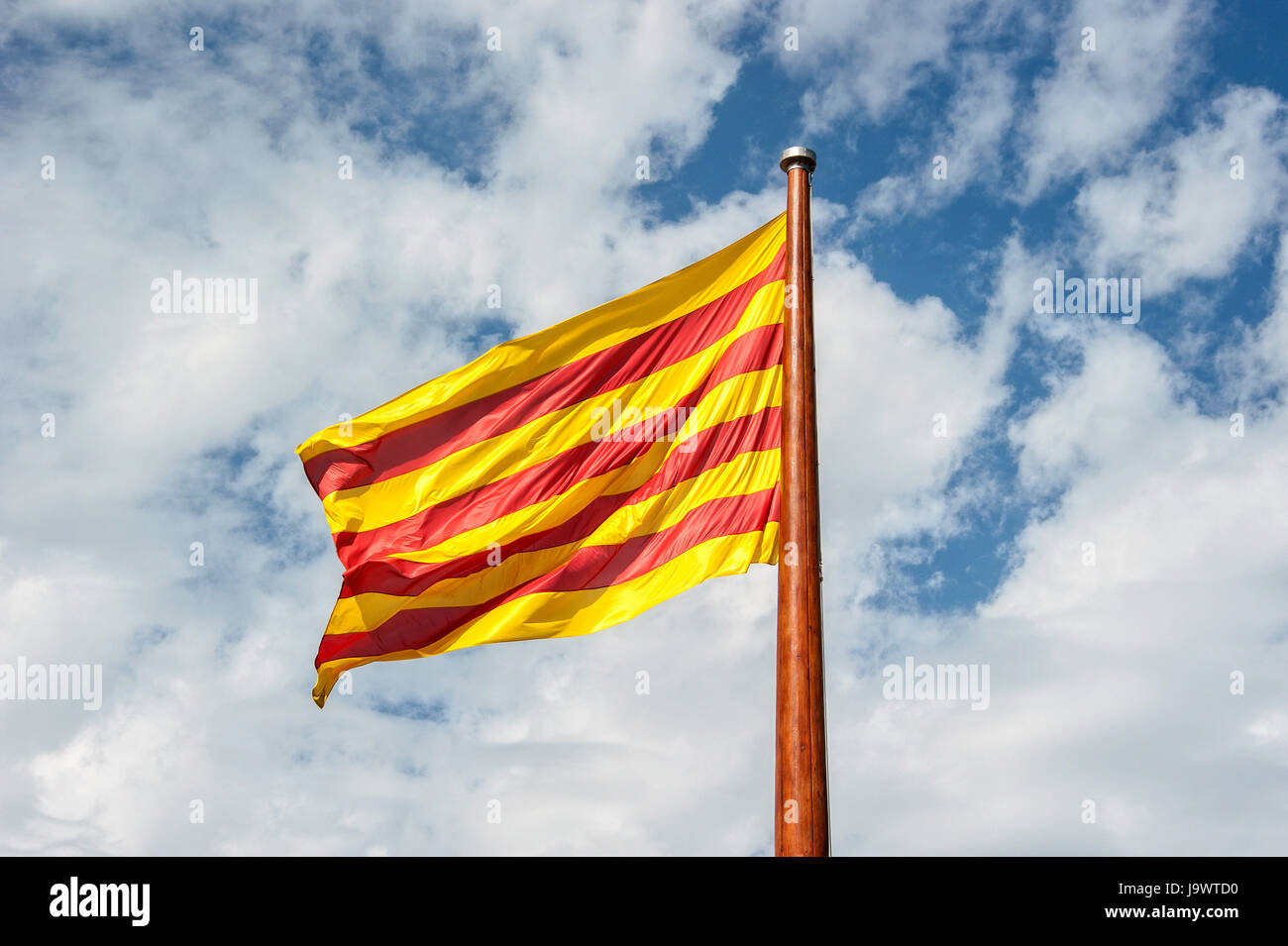 Bandera catalana ondeando en el viento, Barcelona, ​​Spain Foto de stock