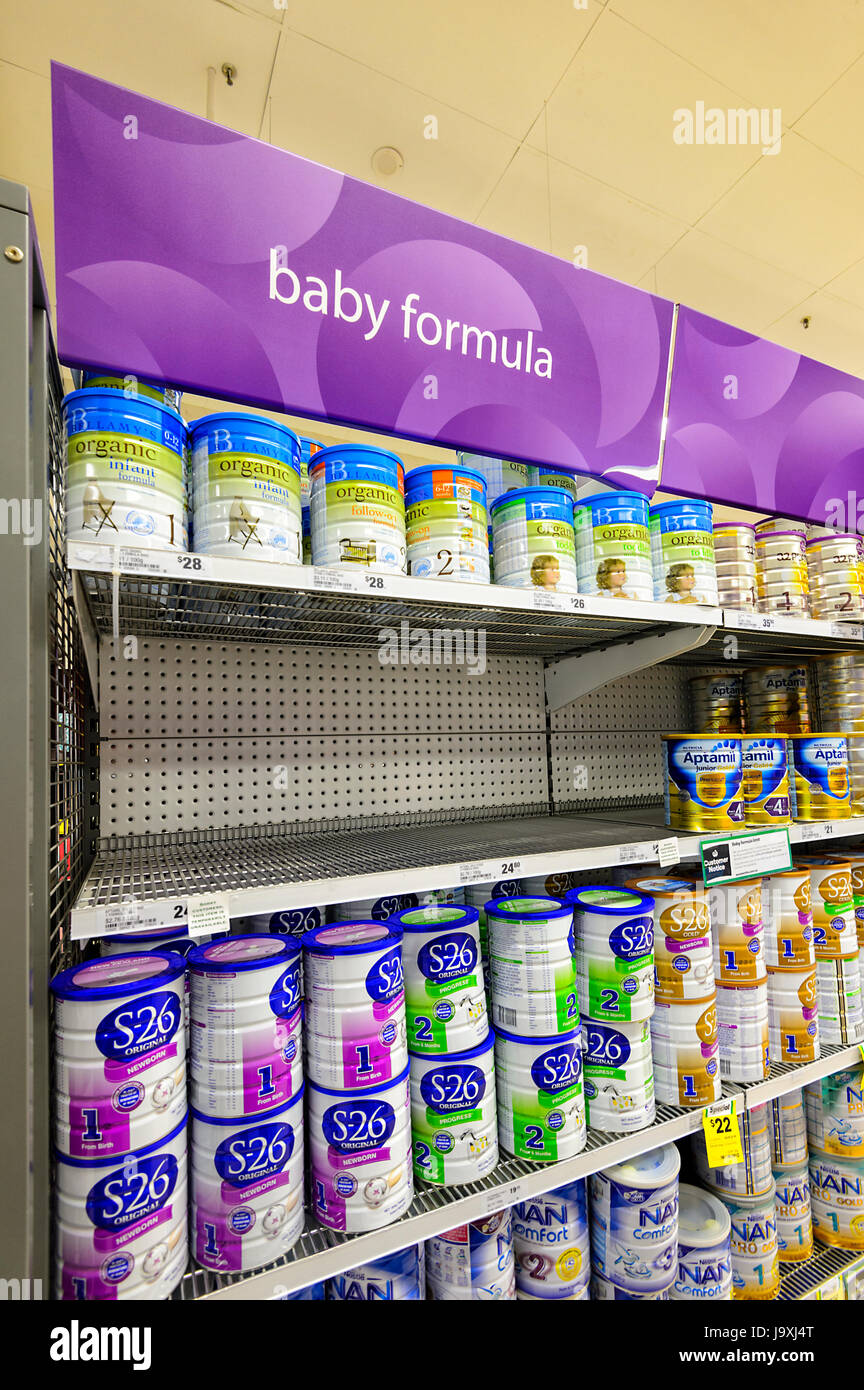 Parcialmente los estantes vacíos de fórmula para bebé en venta en un supermercado, Nueva Gales del Sur (NSW, Australia Foto de stock