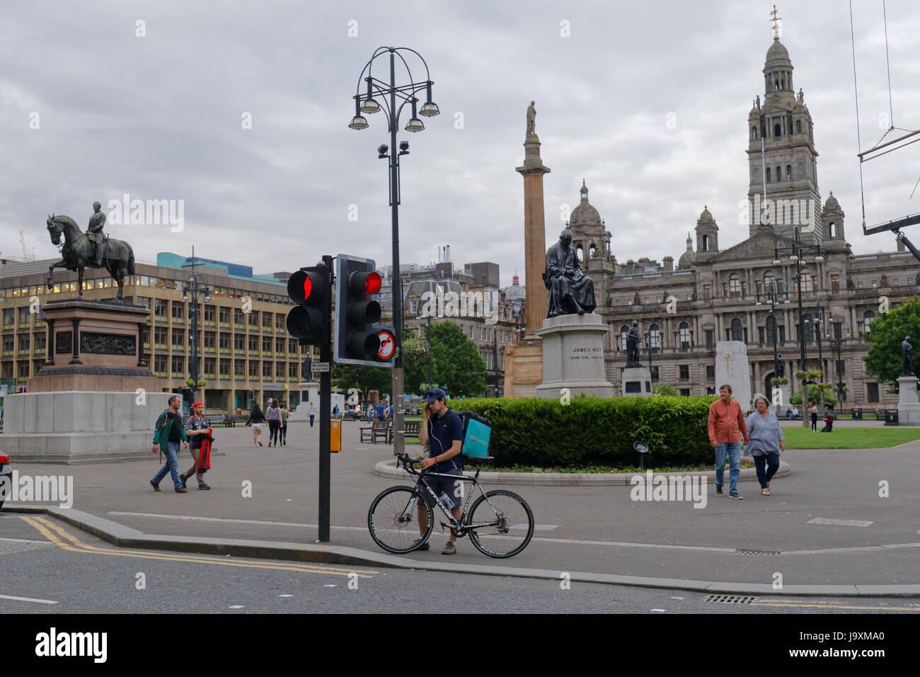 Entrega Uber Deliveroo ciclistas ciclistas los conductores en la calle ofreciendo a Glasgow Foto de stock