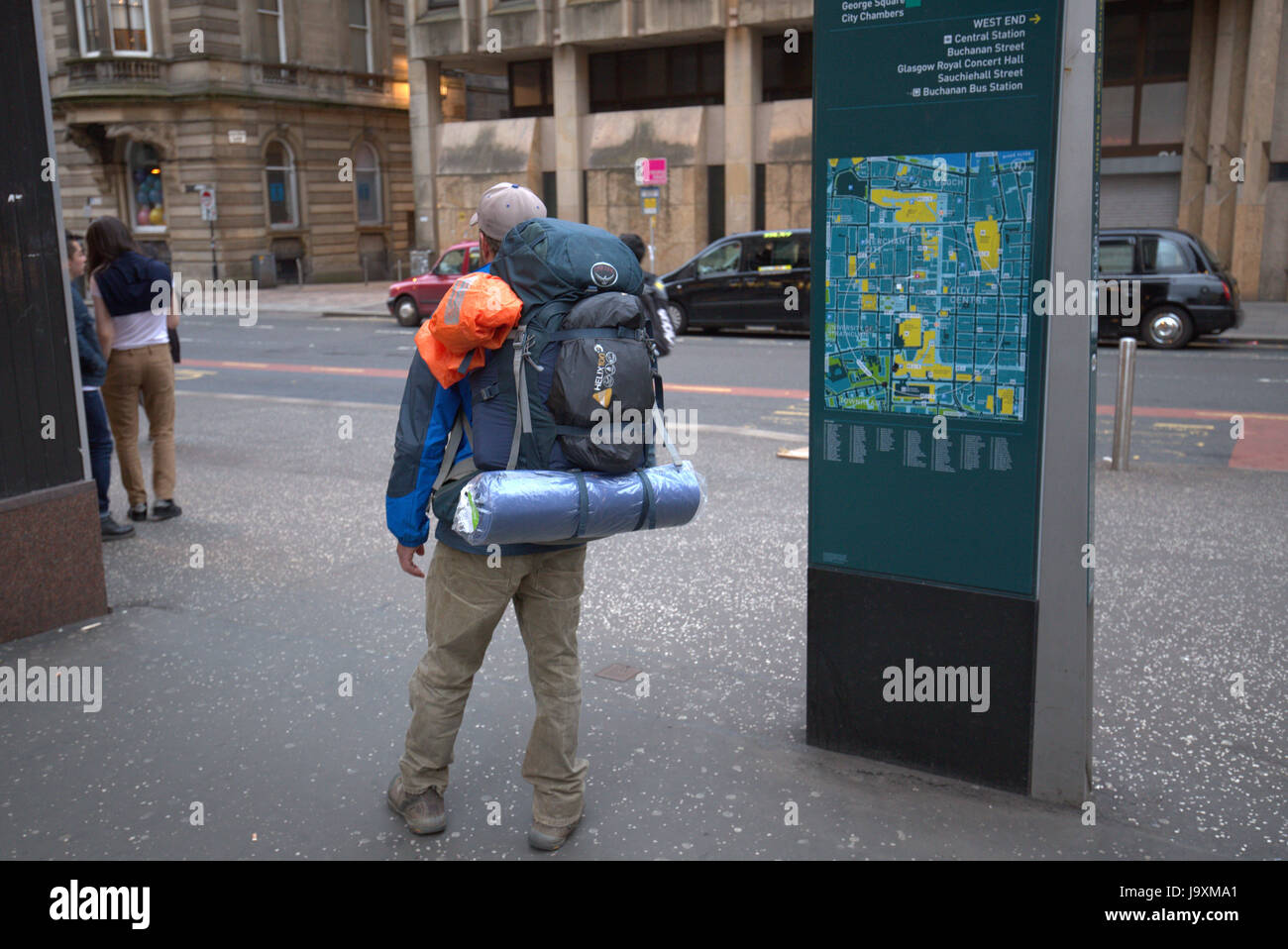 Los turistas en las calles de Glasgow Escocia Foto de stock