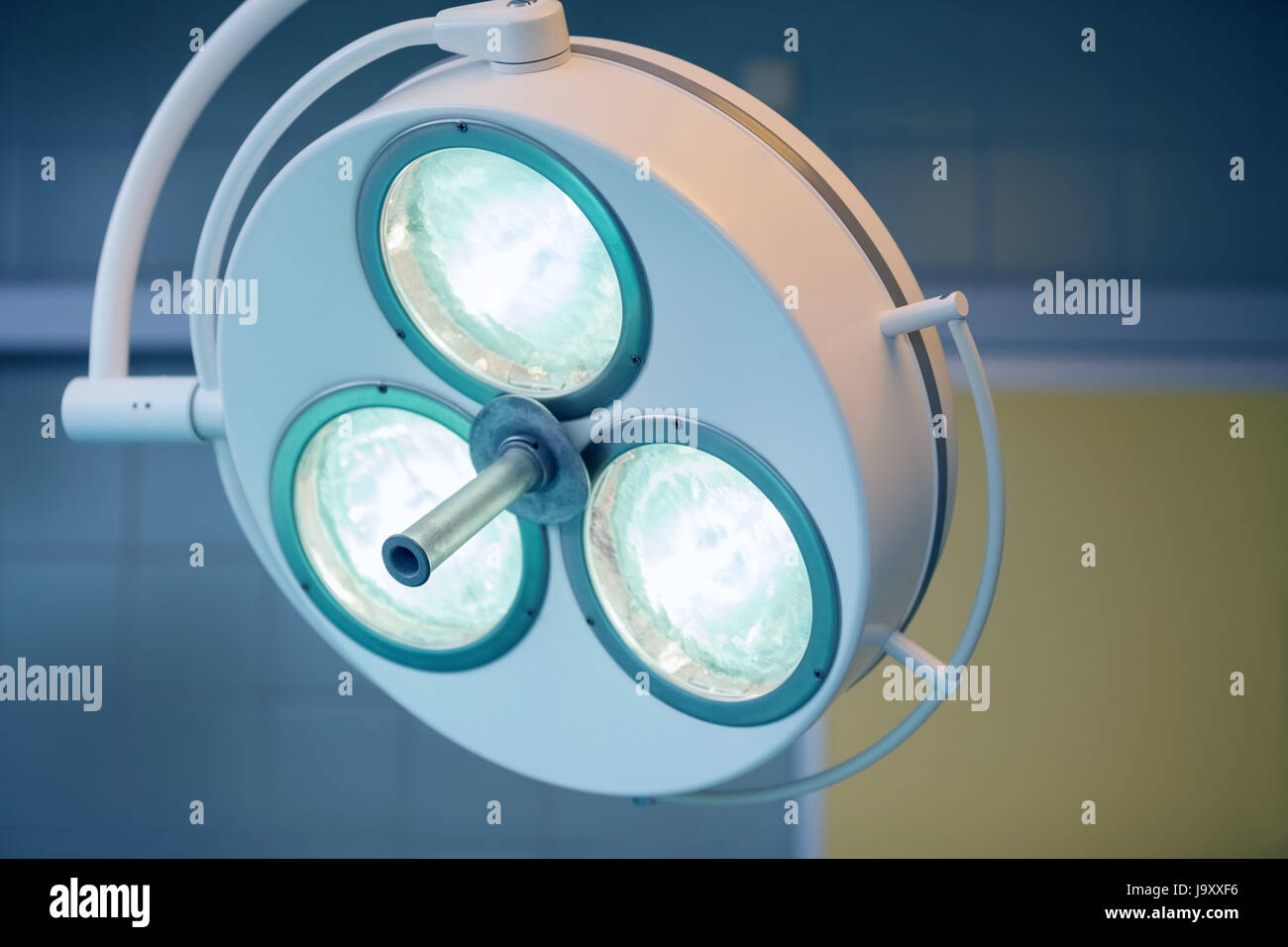 Cerca de una luz quirúrgica en quirófano en un hospital Fotografía de stock  - Alamy