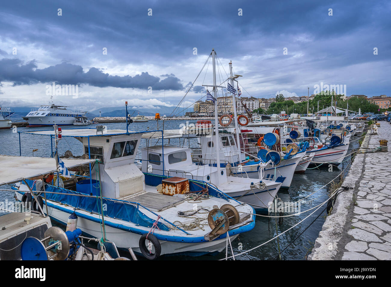 El viejo puerto de la ciudad de Corfu Corfu en Foto de stock