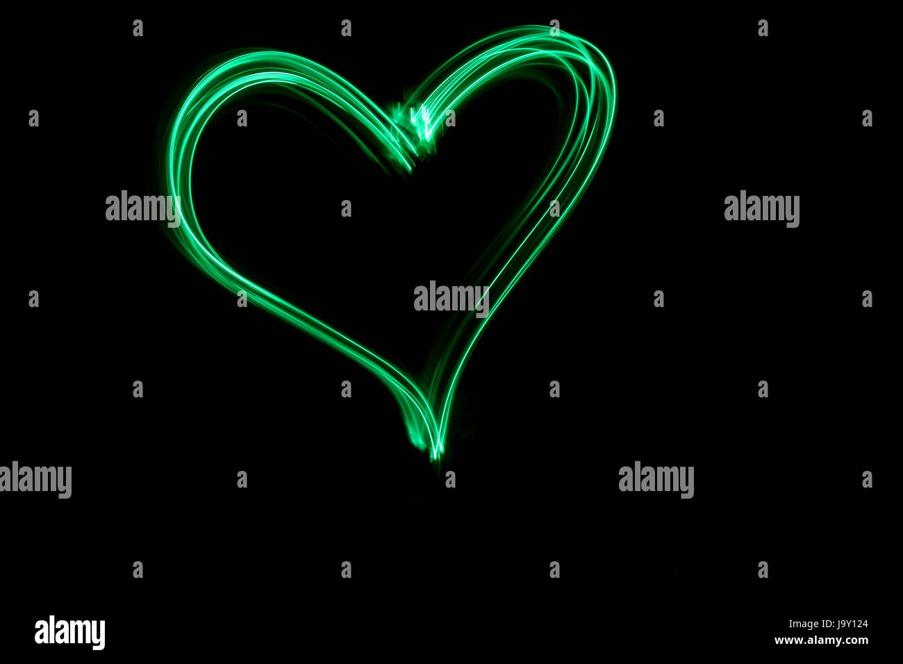 Las luces de hadas verdes - Heart Shape - Fotografía pintura luz contra un fondo negro Foto de stock
