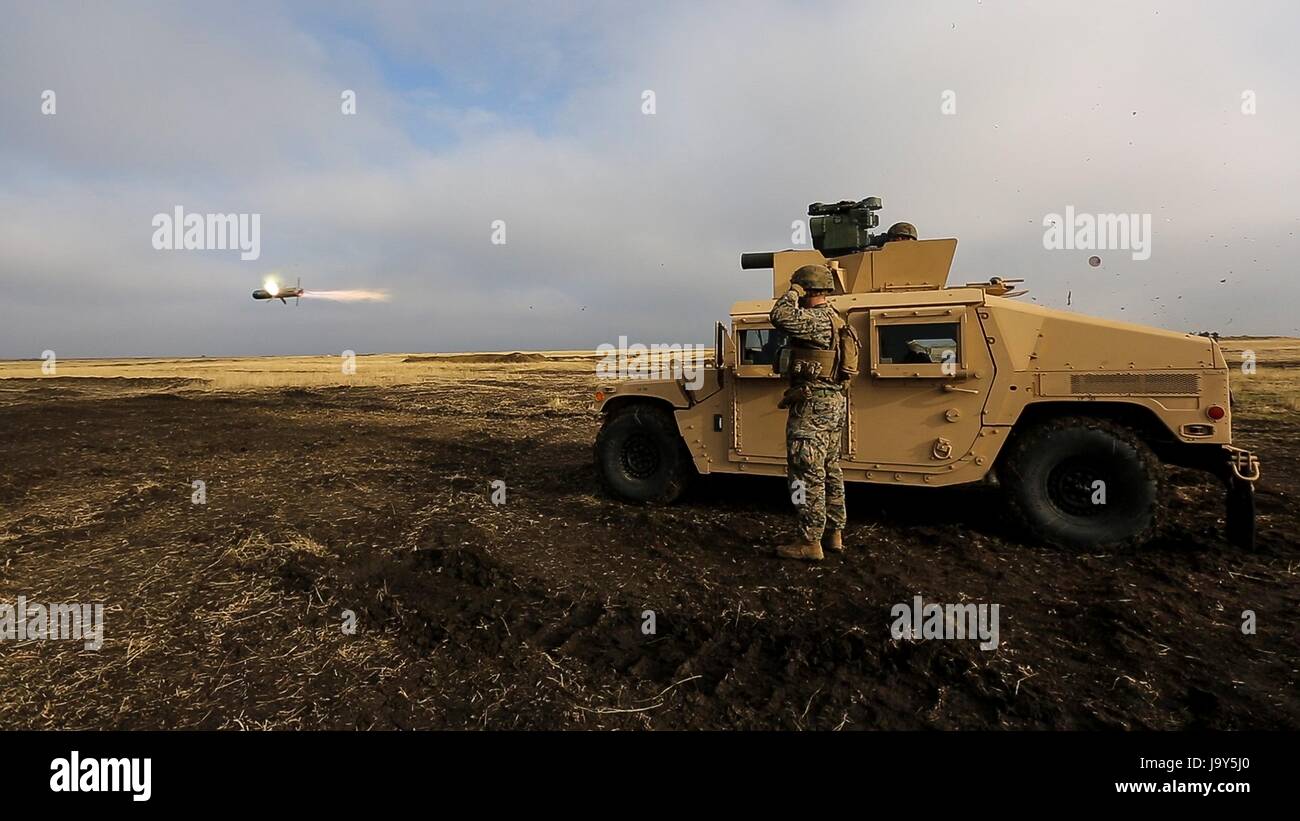 Los soldados de marina de los EE.UU. Incendio un HMMWV-montado el BGM-71 tubo-lanzado, ópticamente traking, wire-misil antitanque guiadas durante el ejercicio Platinum Smardan Lynx en el área de capacitación, 9 de diciembre de 2015, Rumanía Smardan. (Foto por Melanye E. Martínez /US Marines via Planetpix) Foto de stock