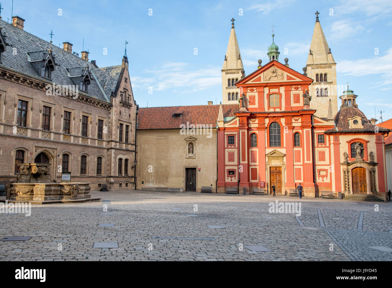 La Basílica de San Jorge en el Castillo de Praga, Praga, República Checa Foto de stock