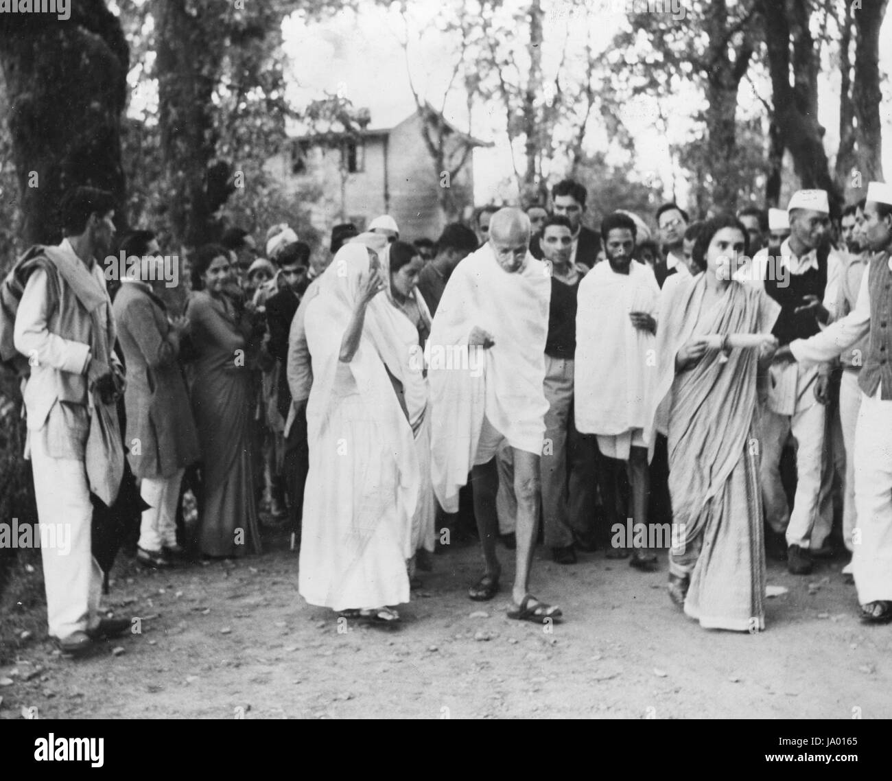 Mohandas K. Gandhi y sus seguidores, India, 1945. Foto de stock