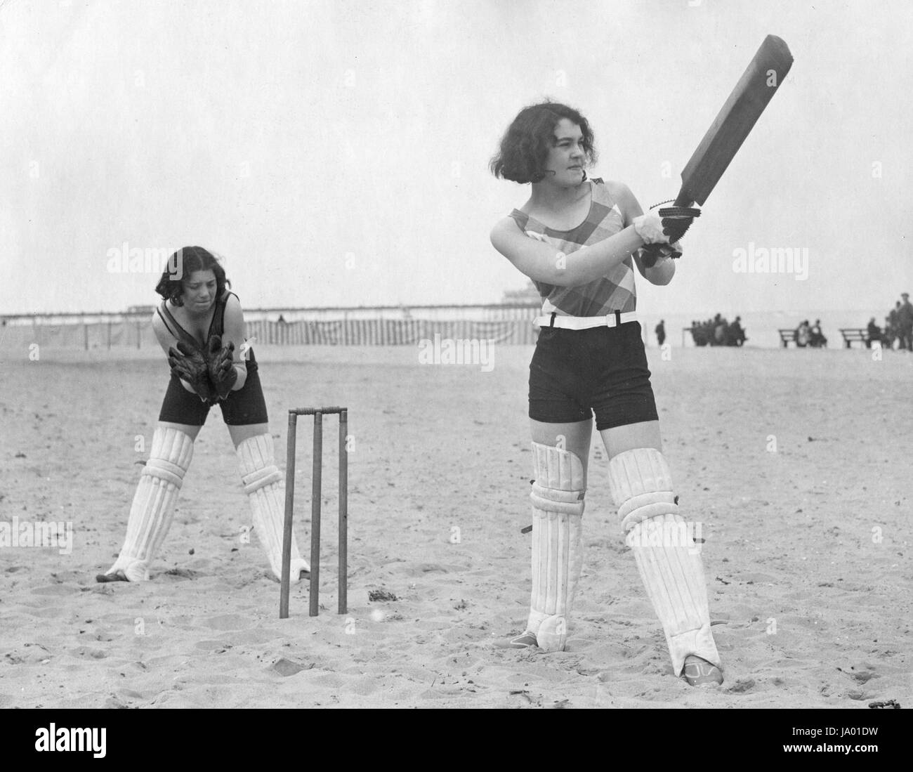 Las niñas jugando críquet. Skegness. Junio de 1926 Foto de stock