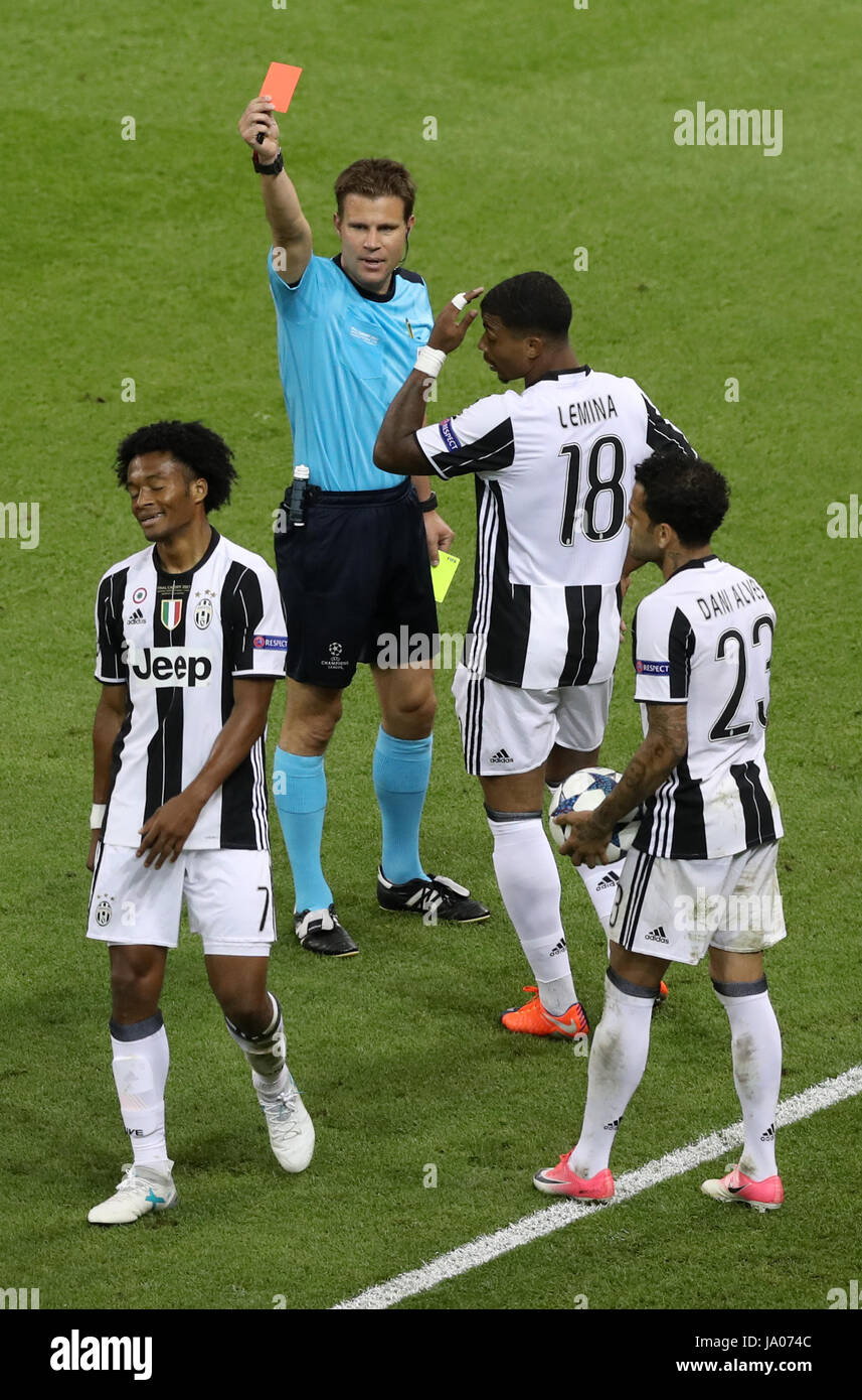 Juventus' Juan Cuadrado se muestra una tarjeta roja durante la final de la  UEFA Champions League en el Estadio Nacional, Cardiff Fotografía de stock -  Alamy