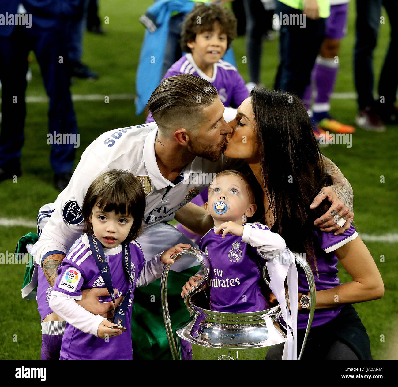 Sergio Ramos del Real Madrid celebra con Pilar Rubio y sus hijos Marco  (derecha) y Sergio (izquierda) durante la final de la UEFA Champions League  en el Estadio Nacional, Cardiff Fotografía de