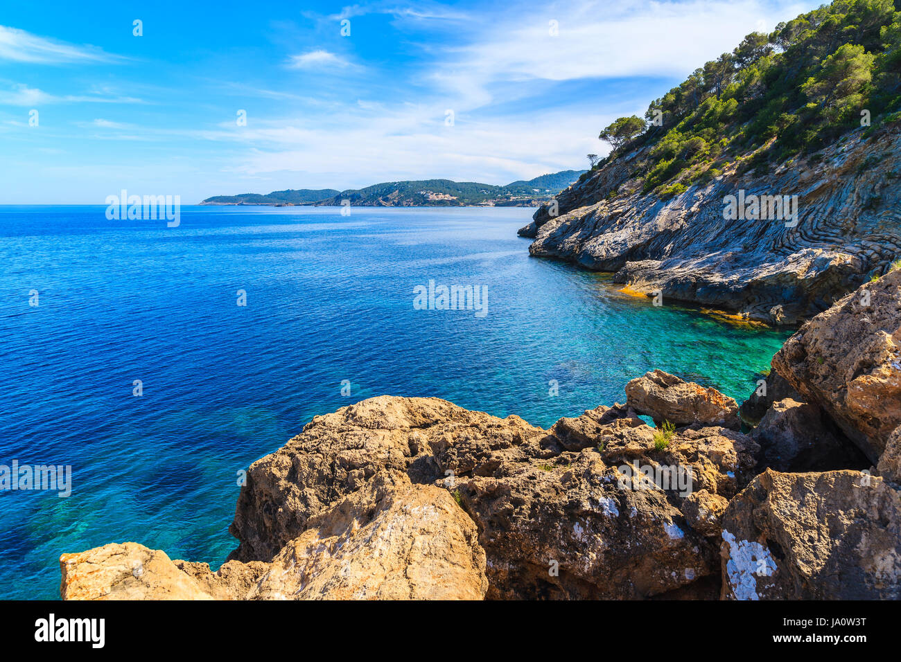 Rocas y acantilados en la costa de la bahía de Cala San Vicente, en la parte norte de la isla de Ibiza, España Foto de stock