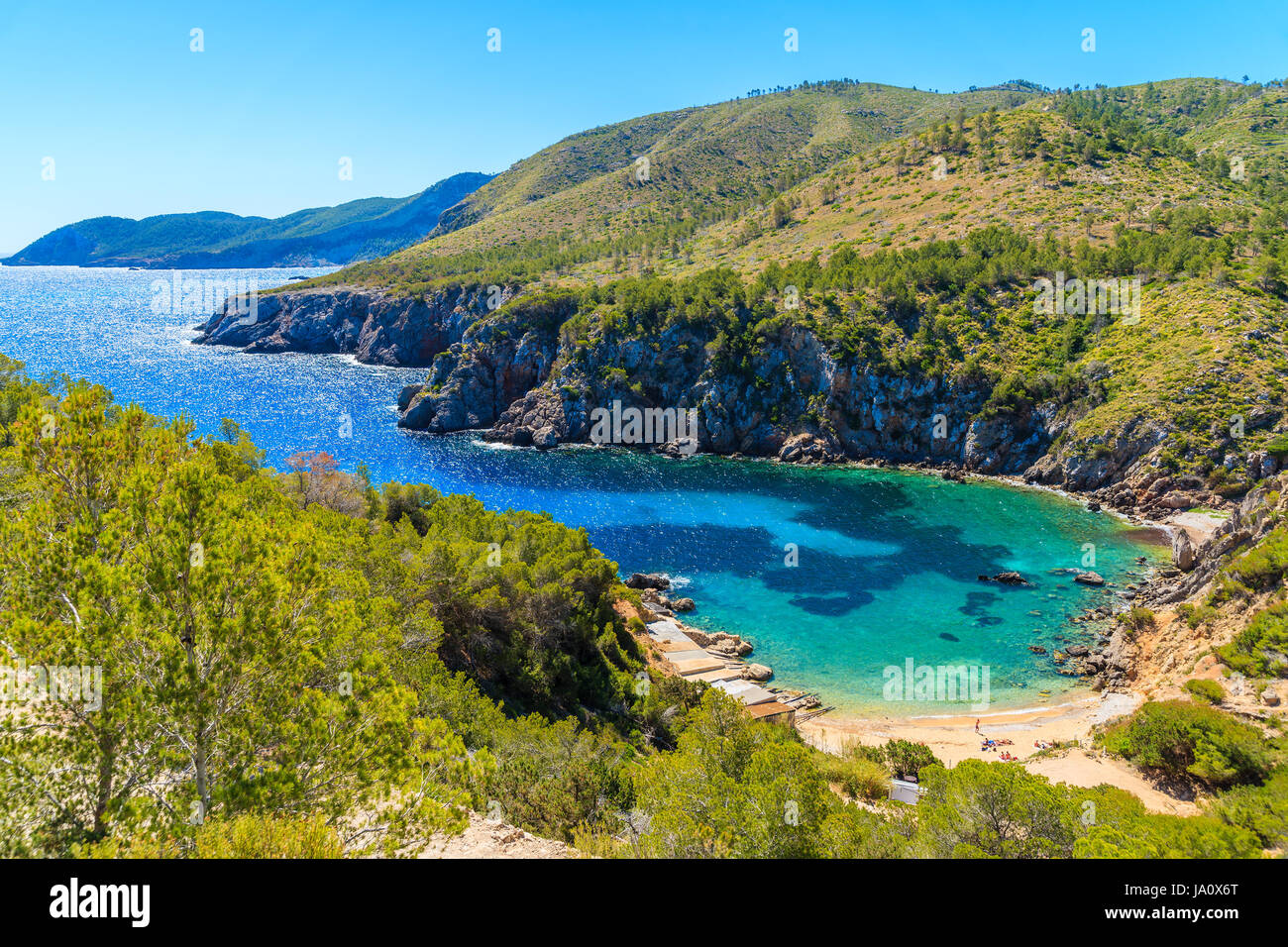 Vista de la solitaria cala d'en Serra playa y acantilado costero rocas, la isla de Ibiza, España Foto de stock
