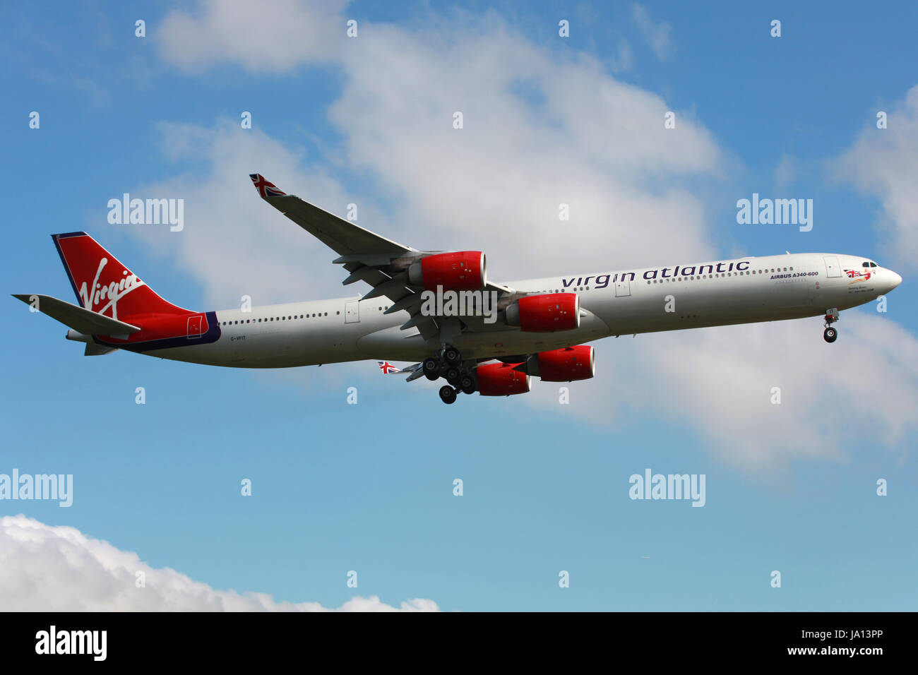 Londres Heathrow, Großbritannien - 25. Mai 2013: Ein el Airbus A340 de Virgin Atlantic der mit der Kennung G-VFIT landet auf dem Flughafen Londres Heathrow (LHR). Virgin Atlantic Airways ist eine britische Fluggesellschaft mit 43 Flugzeugen und 5,5 Millionen Passagieren im Jahr 2012. Foto de stock