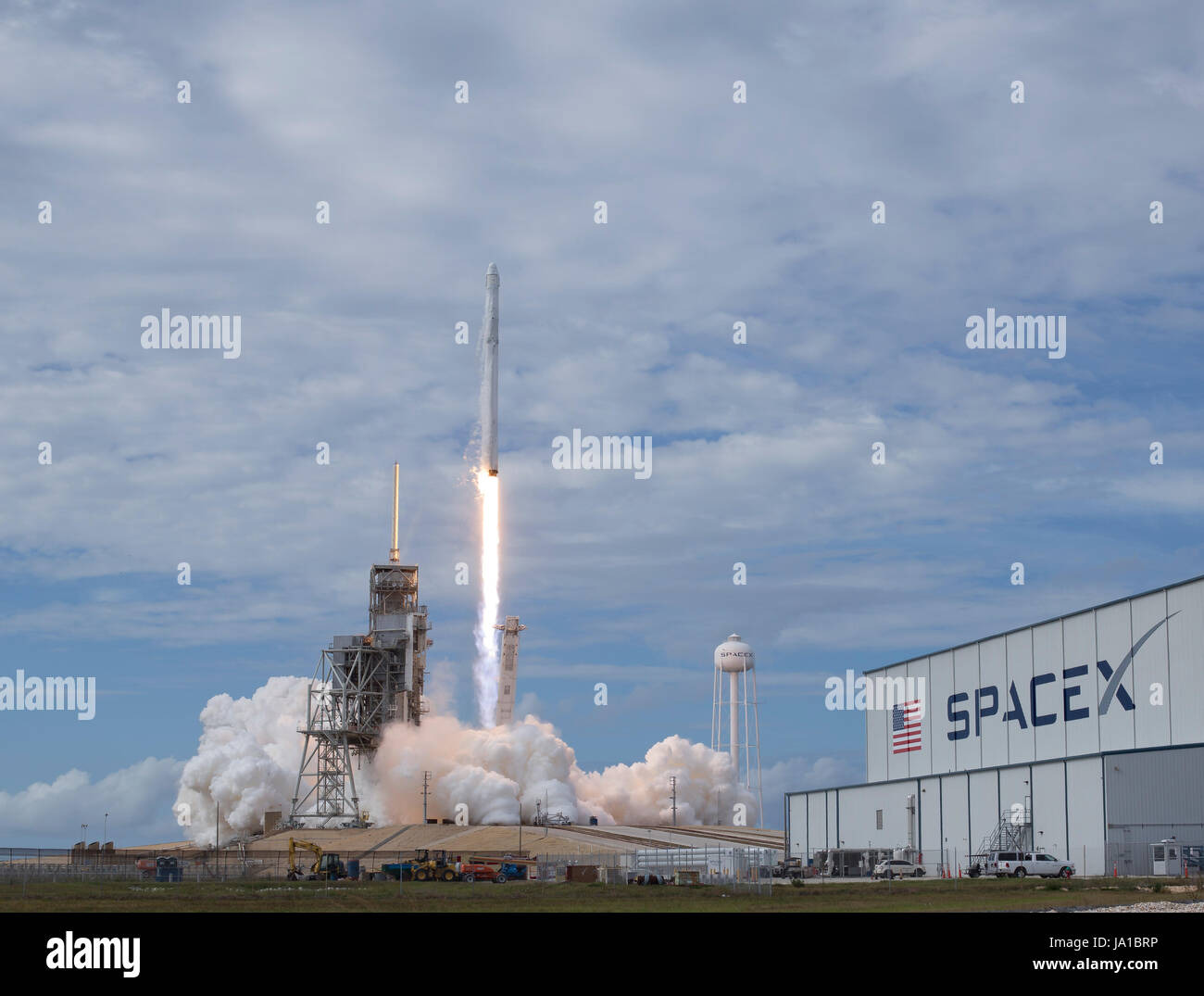 Cabo Cañaveral, Florida, Estados Unidos. 03Rd Junio, 2017. El cohete SpaceX Falcon 9, con el Dragón a bordo de la nave, lanza de pad 39A en el Centro Espacial Kennedy, de la NASA en Cabo Cañaveral, Florida, el sábado, 3 de junio de 2017. Dragon lleva casi 6.000 libras de la investigación científica y la tripulación de hardware y suministros para la Estación Espacial Internacional en apoyo de la expedición 52 y 53 miembros de la tripulación. El tronco no presurizadas de la nave espacial también transportará los paneles solares, herramientas para la observación de la tierra y material para el estudio de las estrellas de neutrones. Foto de stock