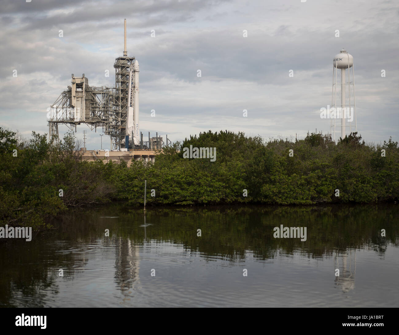 Cabo Cañaveral, Florida, Estados Unidos. 03Rd Junio, 2017. El cohete SpaceX Falcon 9, con el Dragón a bordo de naves espaciales, es visto en el complejo de lanzamiento 39A en el Centro Espacial Kennedy, de la NASA en Cabo Cañaveral, Florida, el sábado, 3 de junio de 2017. Dragon lleva casi 6.000 libras de la investigación científica y la tripulación de hardware y suministros para la Estación Espacial Internacional en apoyo de la expedición 52 y 53 miembros de la tripulación. El tronco no presurizadas de la nave espacial también transportará los paneles solares, herramientas para la observación de la tierra y material para el estudio de las estrellas de neutrones. Foto de stock