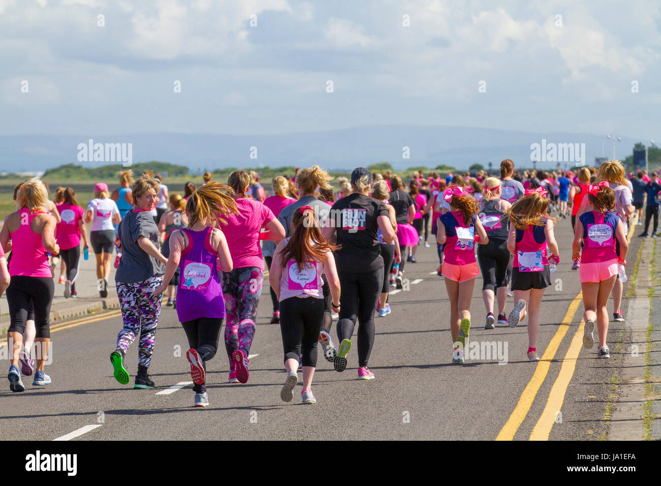 Southport, Merseyside, el 4 de junio, 2017. Carrera por la vida UK  Corredores vestidos de rosa para el evento de caridad del cáncer. Miles de  mujeres en la lucha contra el cáncer,
