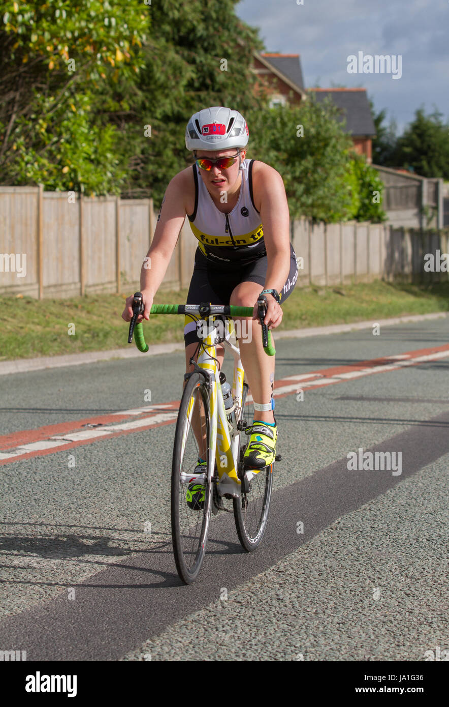 Wrexham, Norte de Gales, Reino Unido. El 4 de junio, 2017. Sian Morgan en el chester Club Triatlón Womens Distancia media carrera. Foto de stock