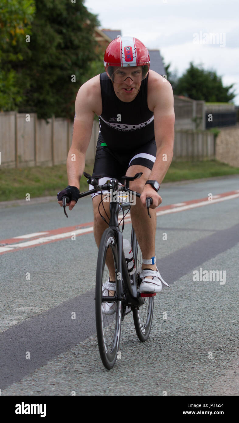 Wrexham, Norte de Gales, Reino Unido. El 4 de junio, 2017. Cientos de competidores nadaron, ciclo y corrió en la anual Chester Club Triatlón Deva Tri. Crédito: Charles Allen/Alamy Live News Foto de stock