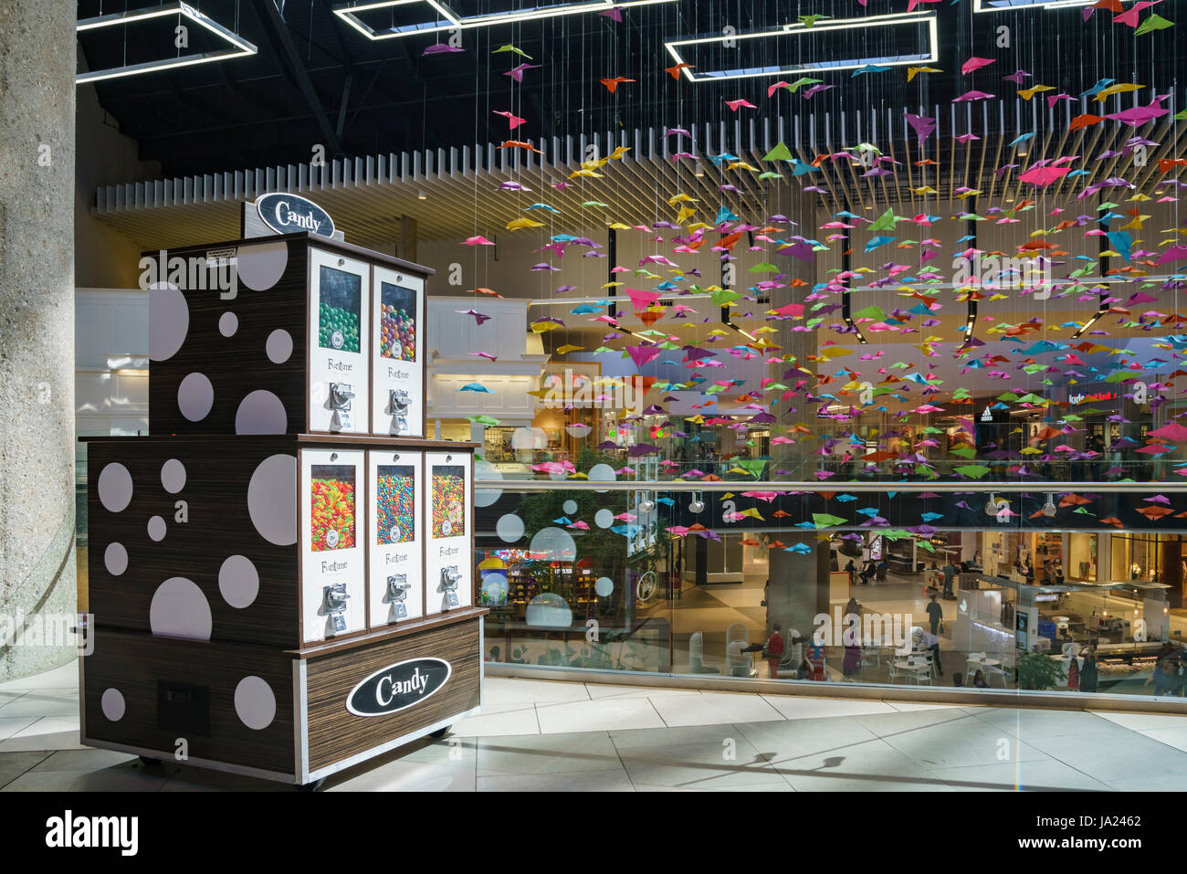 Los Angeles, Apr 13: El hermoso papel colorido arte de Santa Anita Mall en Apr 13, 2017 en Los Angeles, California Foto de stock