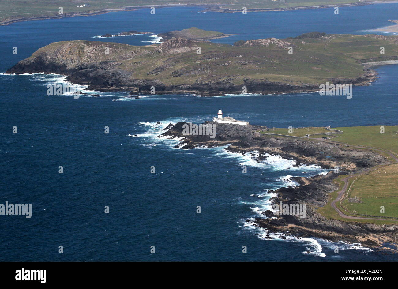 Costa, surf, risacca, sobrecarga, romper de las olas, Irlanda, Faro, colina, Foto de stock