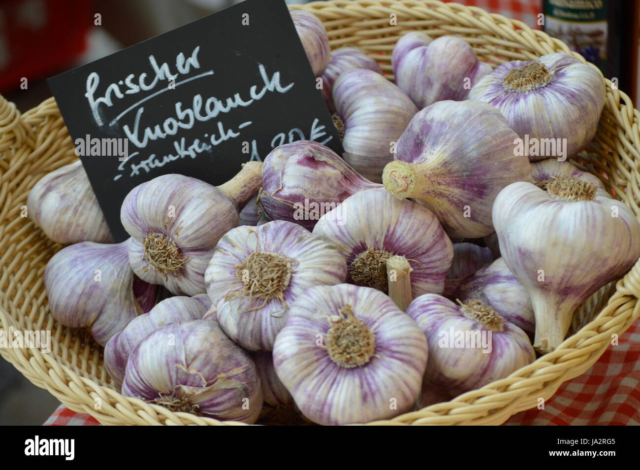 Especias, tubérculos, vegetales, venta, ajos, cebollas, mercado semanal,  mercado Fotografía de stock - Alamy