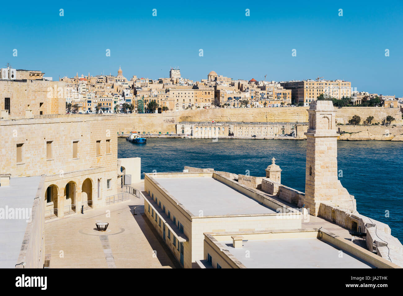 Las murallas de la ciudad de Valletta, visto desde Birgu (Vittoriosa) con fortaleza abaluartada San Angelo en primer plano, Malta Foto de stock