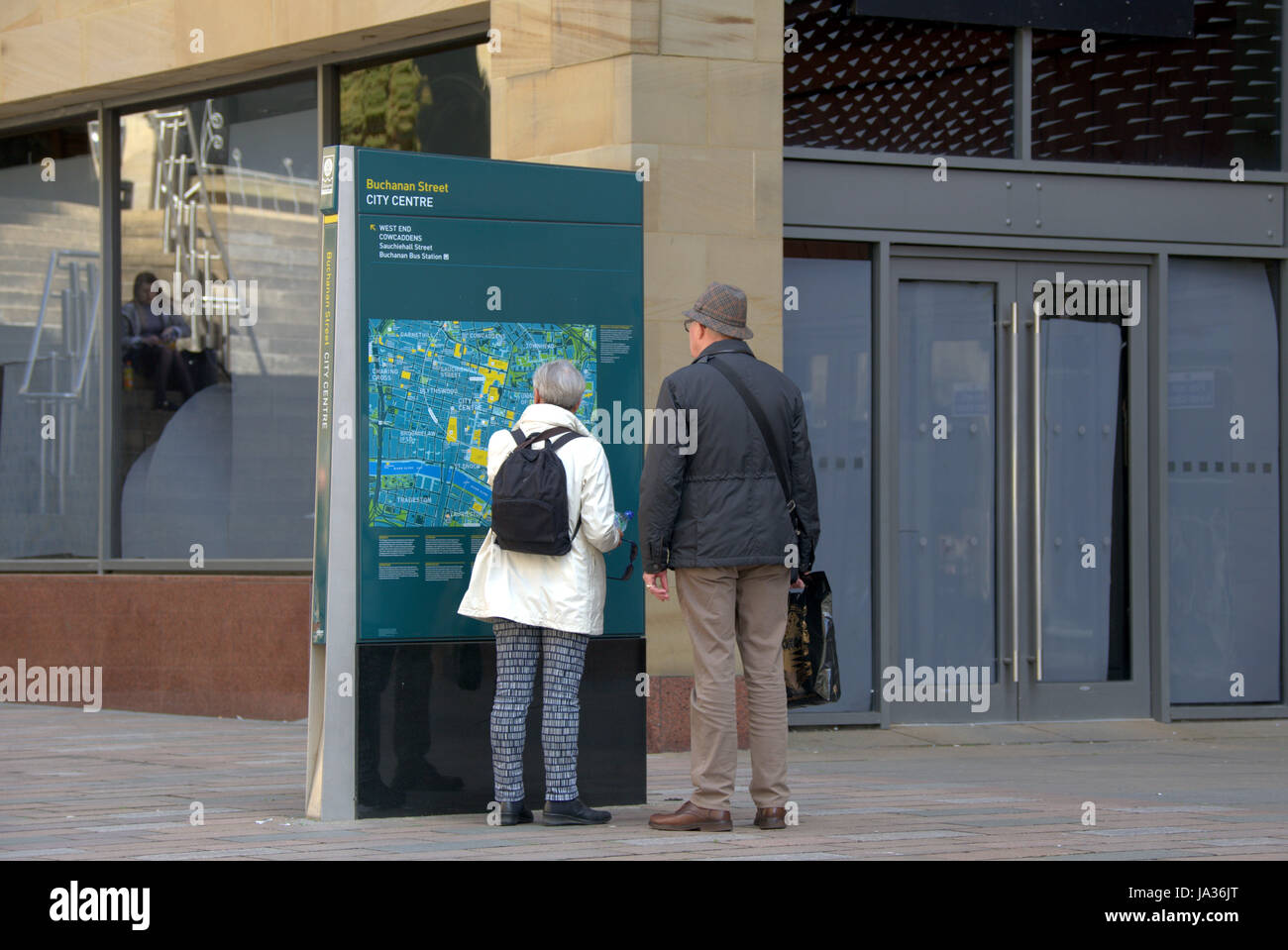 Los turistas en las calles de Glasgow Escocia Foto de stock