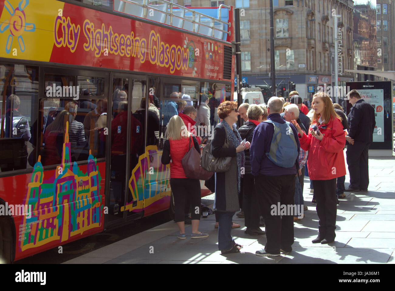 Los turistas en las calles de Glasgow Escocia Foto de stock