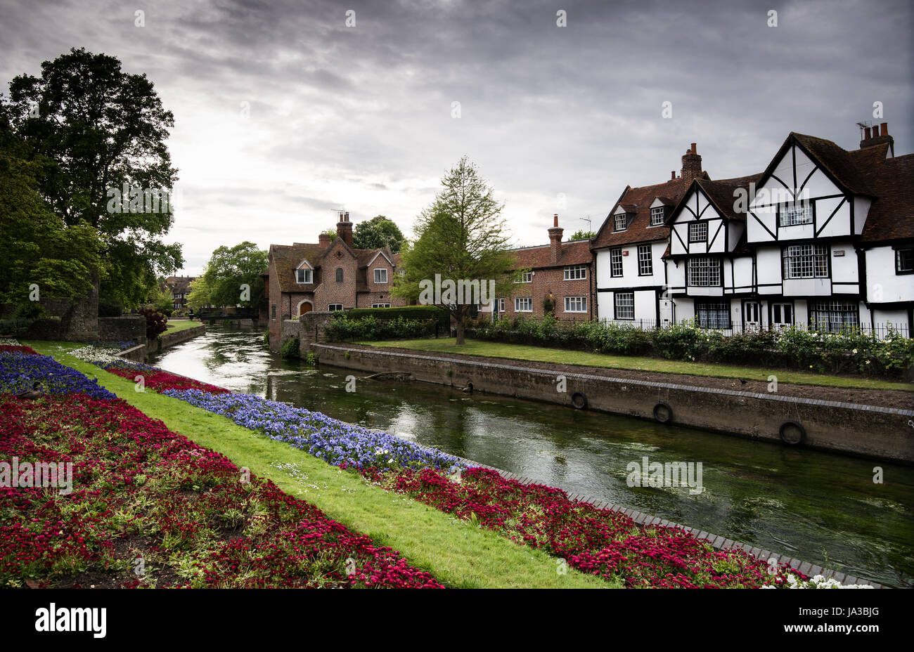 Ciudad de Canterbury, Kent, UK y canal del río Stour pasando por casas y jardines coloridos Foto de stock