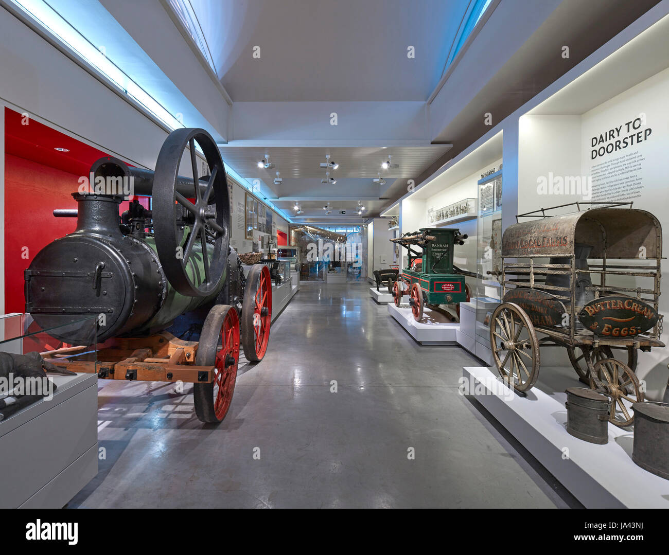 Bajo nivel de exposición principal espacio con tractor de vapor. Museo de la Vida Rural Inglesa, Reading, Reino Unido. Arquitecto: Pringle Richards Sharrat Foto de stock
