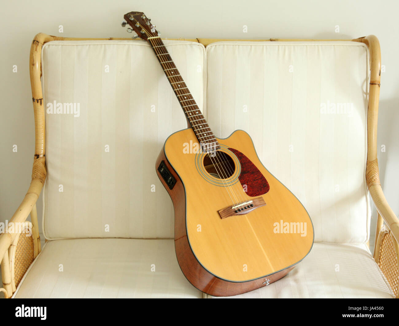 Guitarra en silla fotografías e imágenes de alta resolución - Alamy