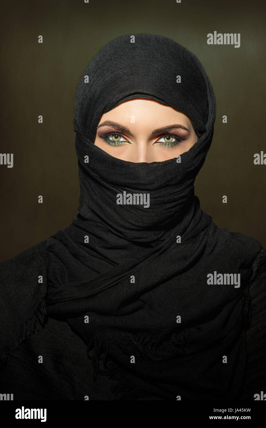 Hermosa mujer musulmana en niqab velo tradicional contra el fondo oscuro  Fotografía de stock - Alamy