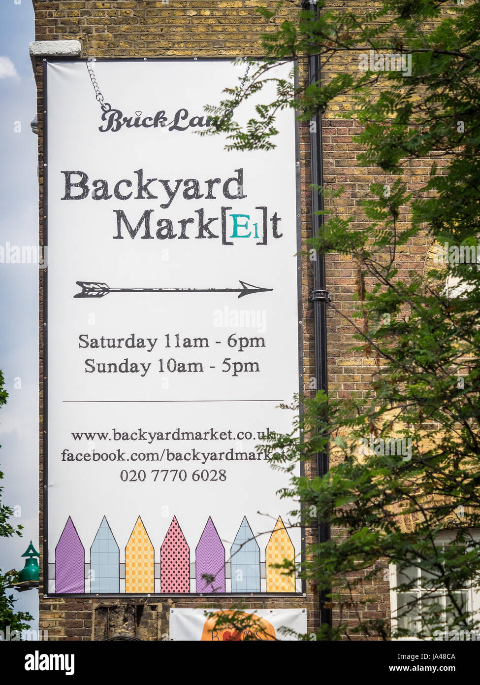Signo para el patio fuera del mercado popular de Londres Brick Lane. El mercado está abierto los fines de semana y muy popular entre los turistas y lugareños por igual. Foto de stock