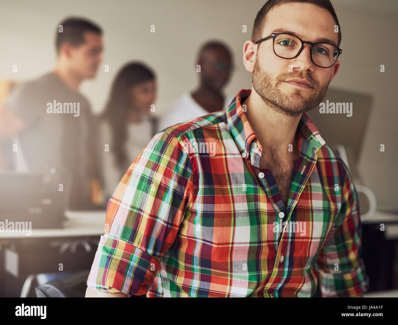 El empresario moderno vistiendo ropa casual y gafas en la oficina  Fotografía de stock - Alamy
