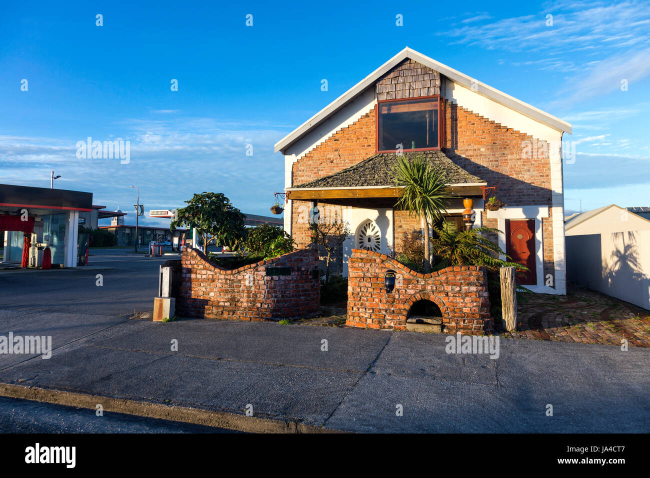 Una casa familiar de ladrillo inusual en Hokitika, Isla del Sur, Nueva Zelanda Foto de stock