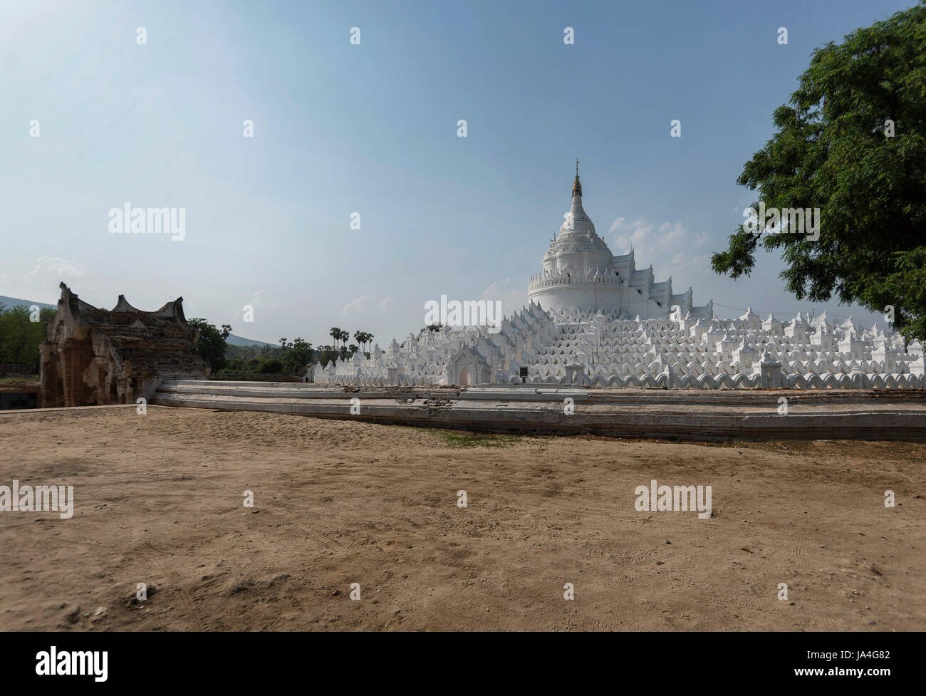 La Pagoda de Hsinbyume o Myatheindan Pagoda, una gran pagoda blanca en el lado norte de Mingun en Sagaing Región en Myanmar. Foto de stock