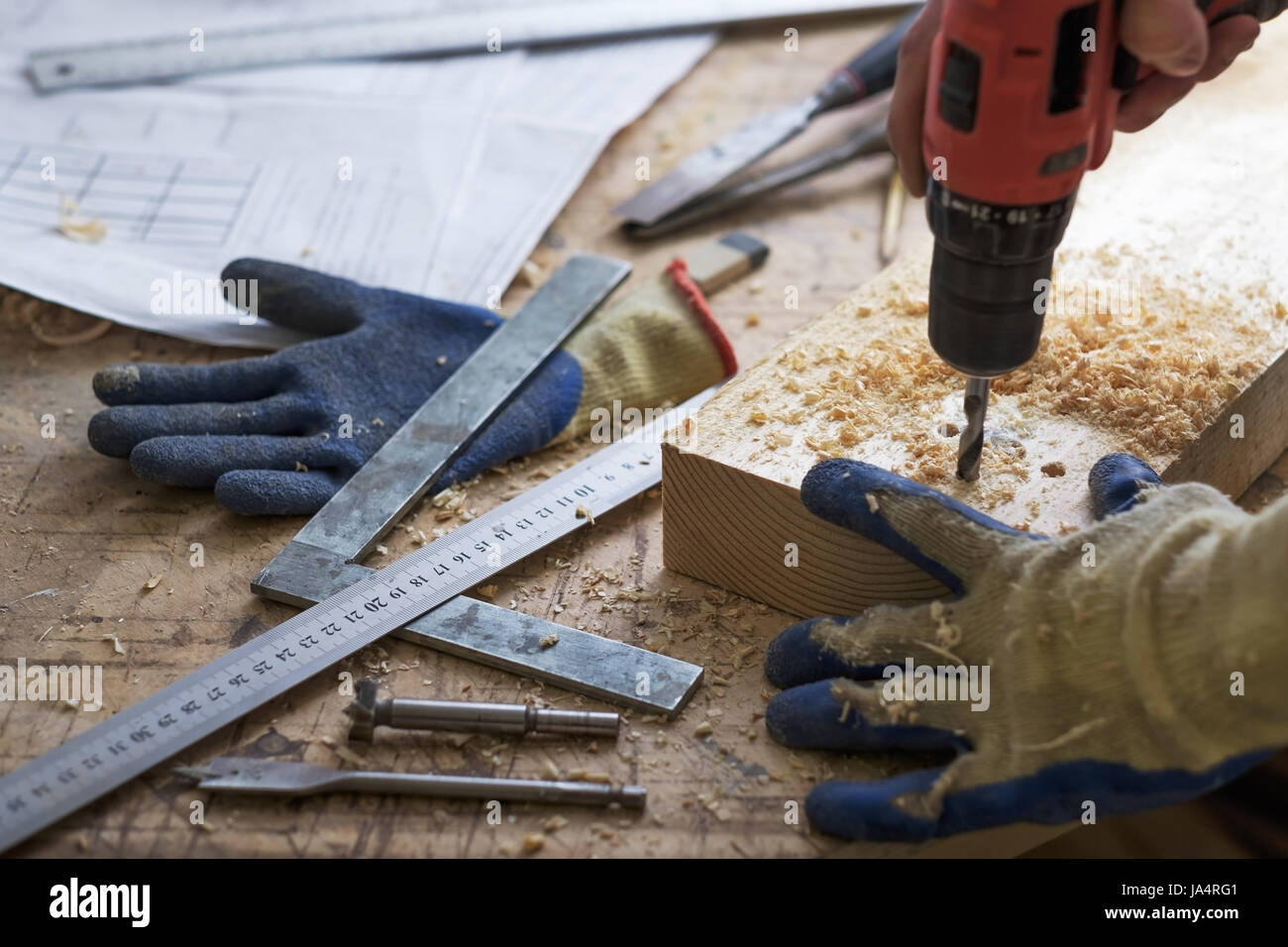 El carpintero hace agujeros con una broca en una pieza de madera Fotografía  de stock - Alamy