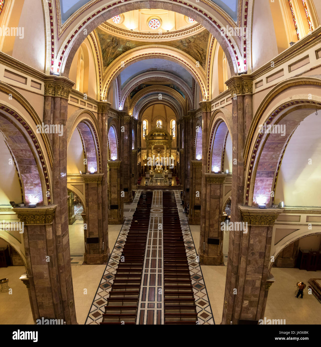 Interior de la Catedral de la Inmaculada concepcion - Cuenca, Ecuador  Fotografía de stock - Alamy