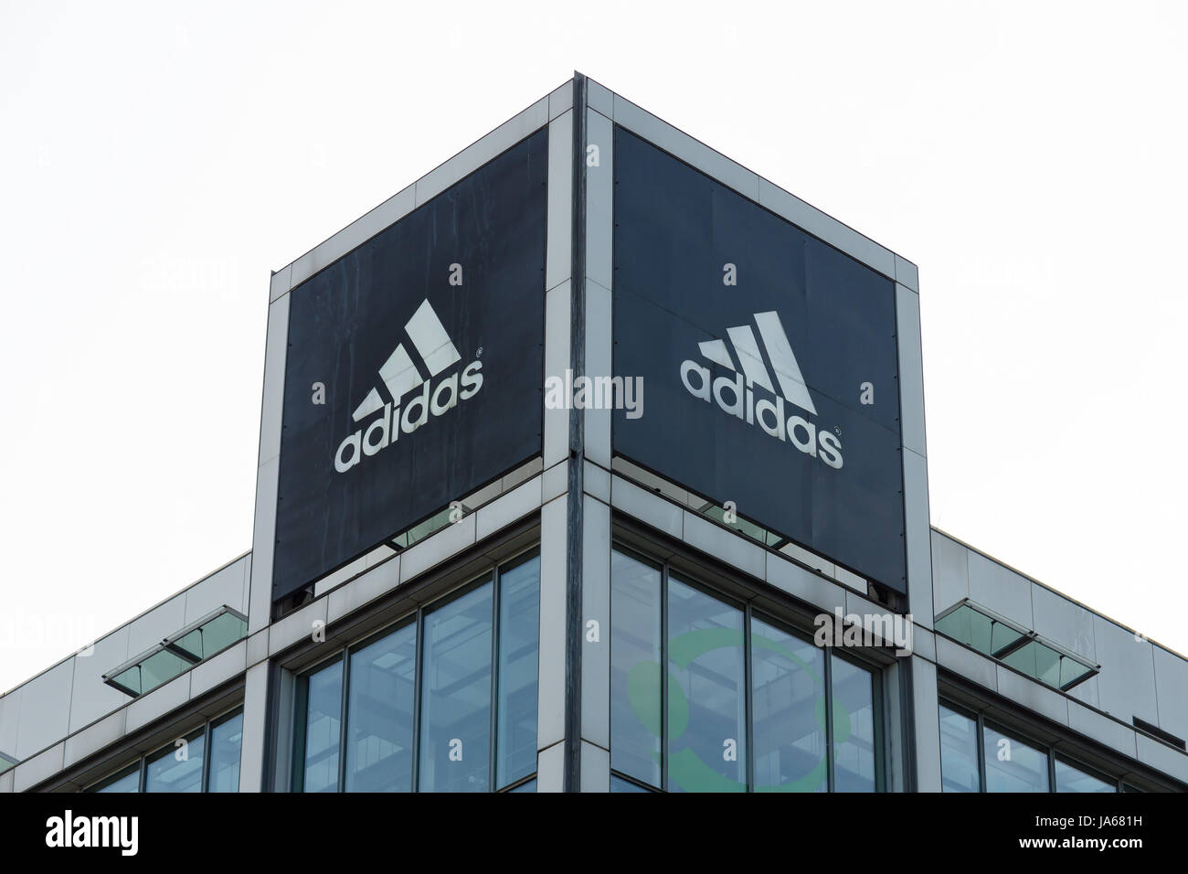 Berlín - 24 de julio: Adidas AG es una empresa multinacional alemana que  diseña y fabrica ropa deportiva y accesorios. El 24 de julio de 2013,  Berlín, Alemania Fotografía de stock - Alamy