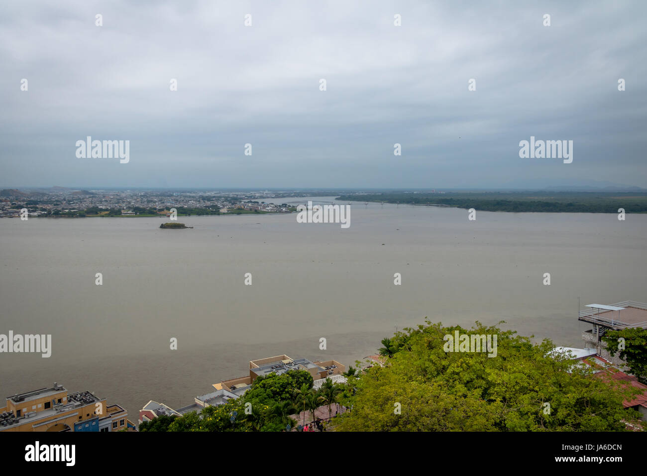 Vista aérea de la ciudad de Guayaquil y el río Guayas - Guayaquil, Ecuador  Fotografía de stock - Alamy